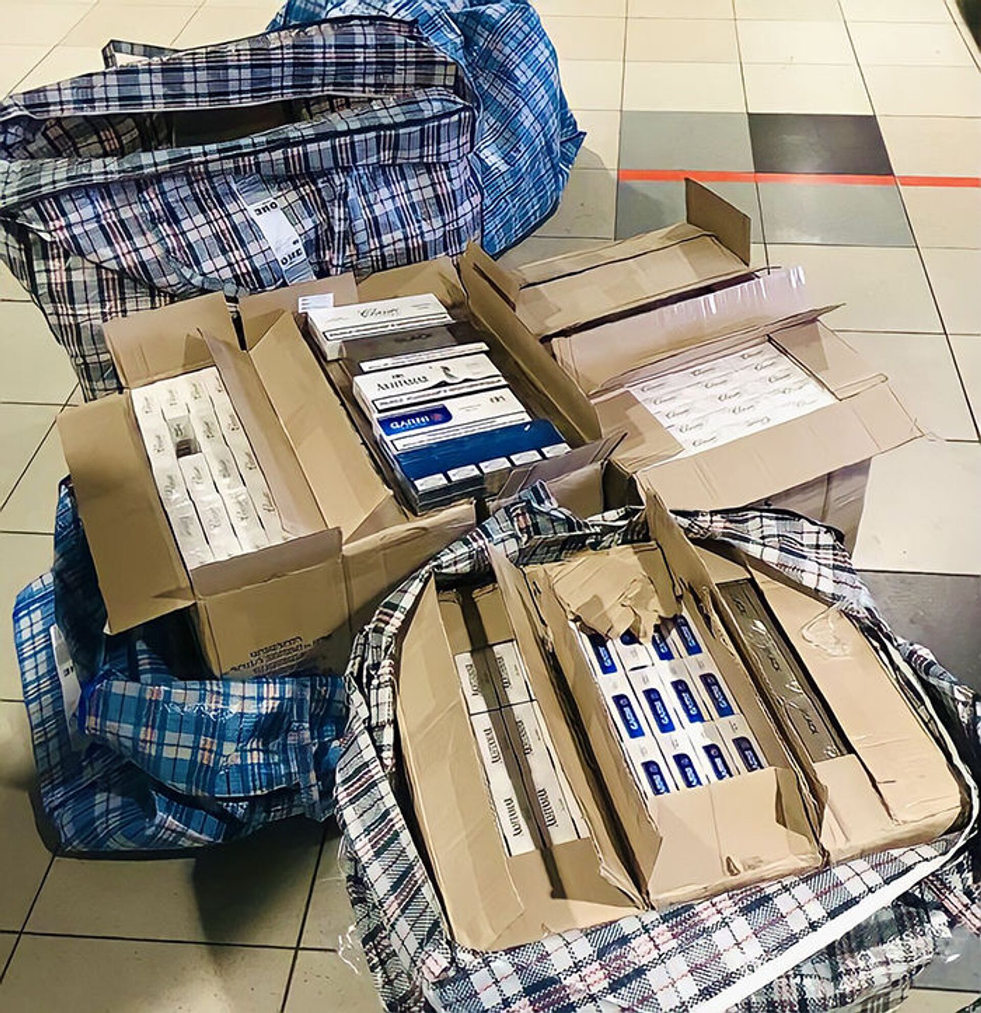 Контрабандные армянские сигареты в багаже пассажиров, обнаруженные в аэропорту Домодедово - Sputnik Армения, 1920, 14.09.2021