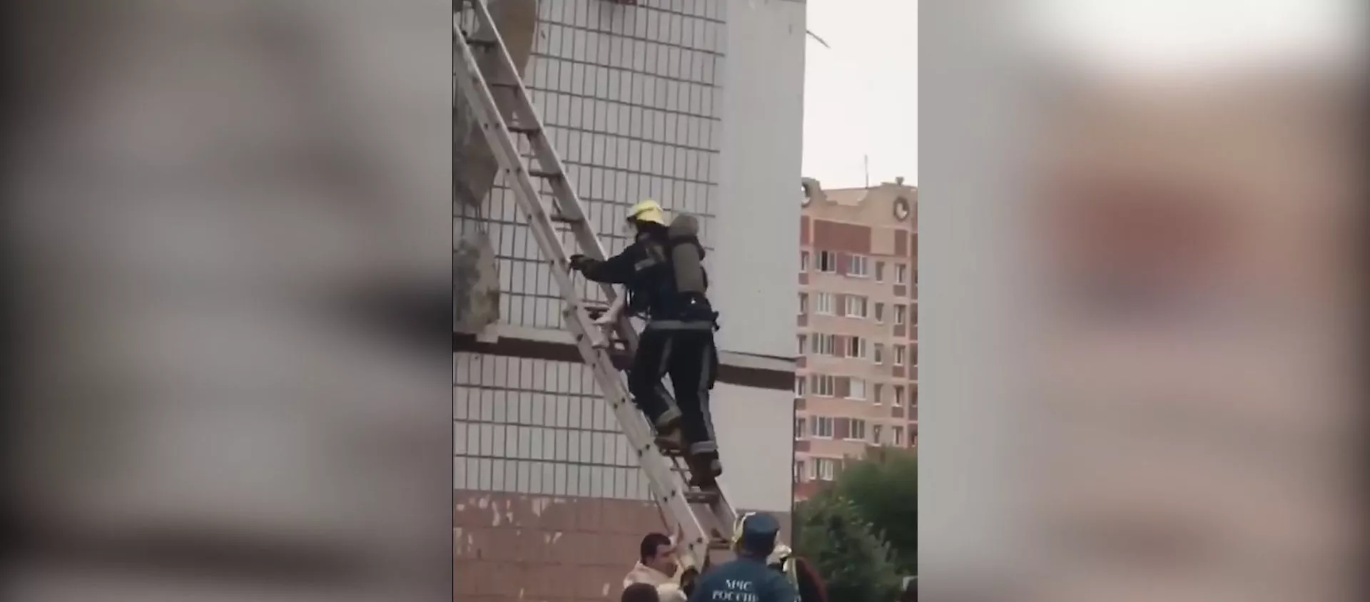 Девочку, оказавшуюся на обломках квартиры в Ногинске, спустили вниз спасатели - Sputnik Армения, 1920, 08.09.2021