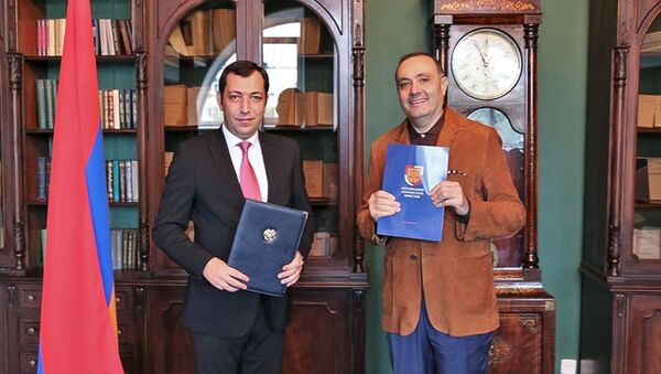 Посол Армении в РФ Вардан Тоганян и председатель НКО Ассоциация армянских юристов Шаген Петросян подписали меморандум о сотрудничестве (8 сентября 2021). Москвa - Sputnik Արմենիա