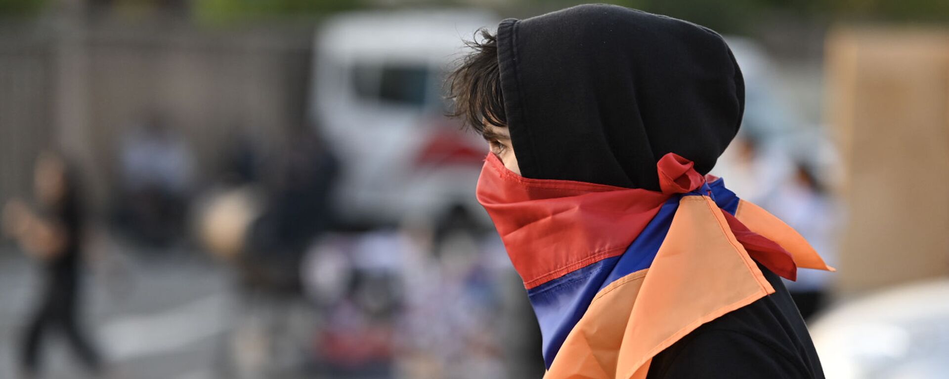 Болельщик с флагом вместо маски перед матчем Армения - Лихтенштейн (8 сентября 2021). Еревaн - Sputnik Արմենիա, 1920, 21.09.2021