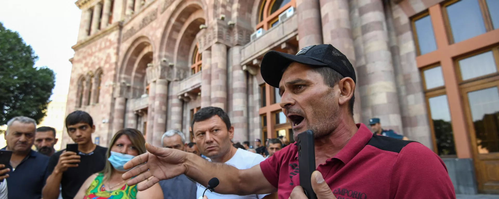 Беженец из Гадрута Тигран Мовсисян на акции протеста кашатагцев и гадруцев перед Домом правительства (9 сентября 2021). Еревaн - Sputnik Армения, 1920, 09.09.2021