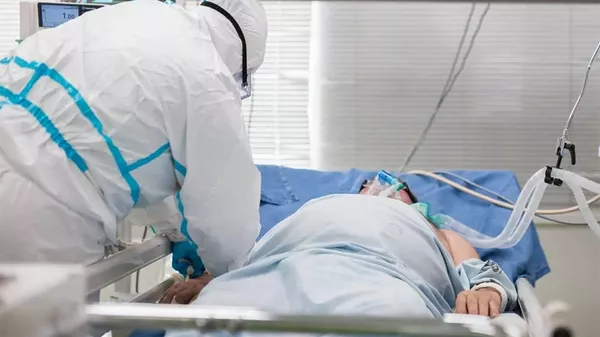 Врач с пациентом в отделениии коронавирусных больных в одной из больниц Молдавии - Sputnik Армения