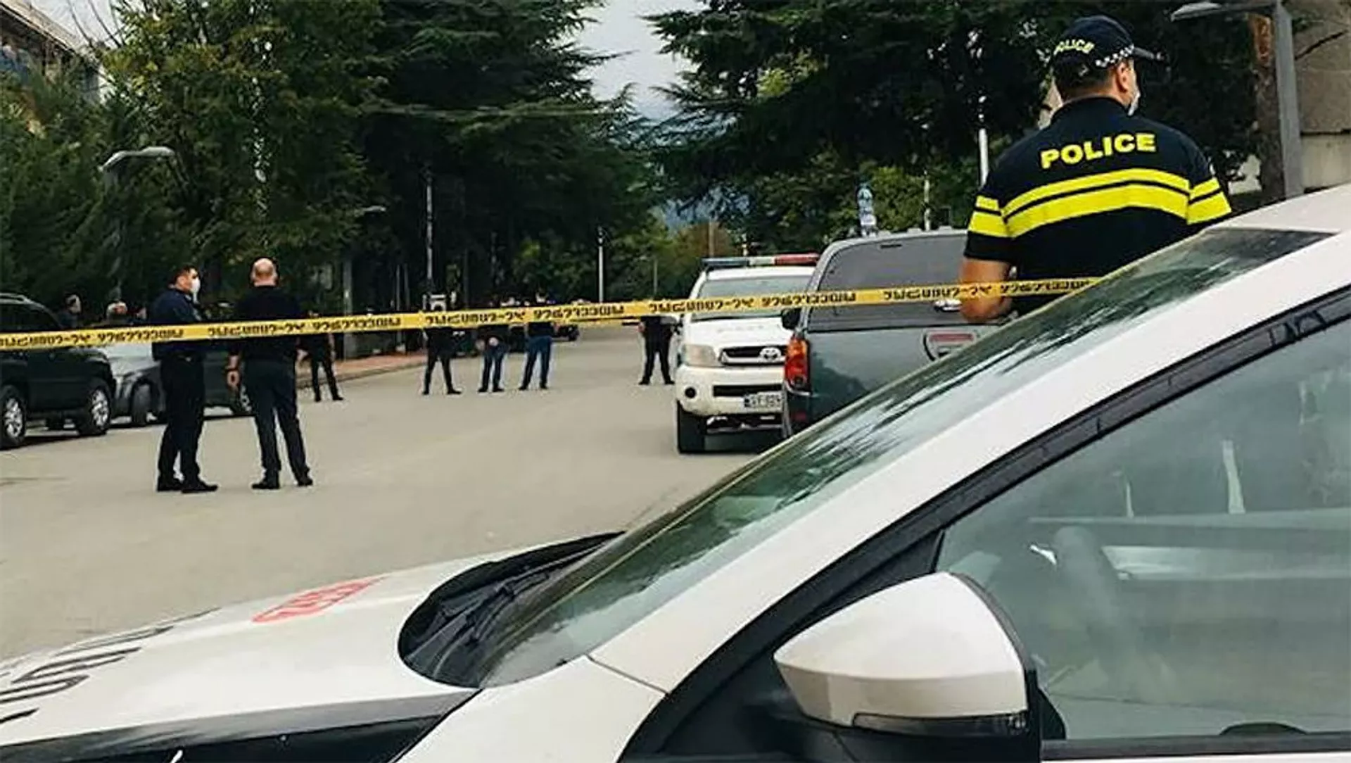 Полиция и репортеры на месте нападения на банк в Кварели (9 сентября 2021). Грузия - Sputnik Армения, 1920, 09.09.2021