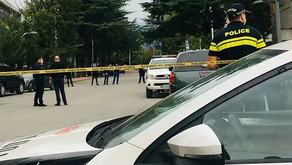 Полиция и репортеры на месте нападения на банк в Кварели (9 сентября 2021). Грузия - Sputnik Армения