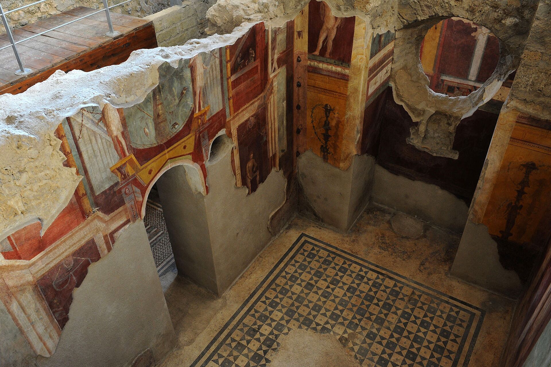 Фрески в Criptoporticus Domus, одном из шести восстановленных домов в Помпеях, внесенных в список всемирного наследия ООН (24 декабря 2015). Италия - Sputnik Армения, 1920, 14.09.2021