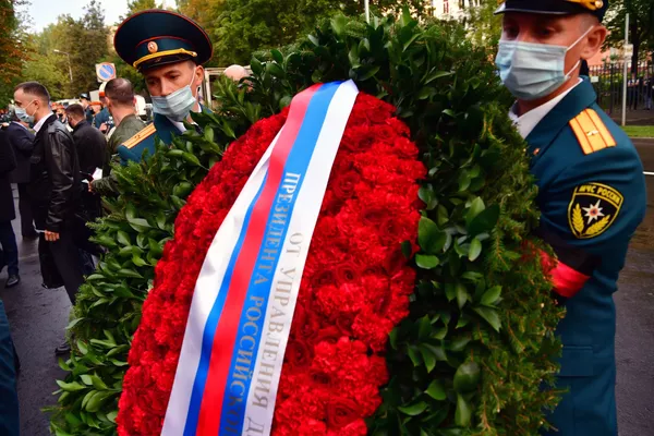 Траурный венок на церемонии прощания с трагически погибшим во время учений в Норильске министром по ЧС России Евгением Зиничевым Траурный венок на церемонии прощания с трагически погибшим во время учений в Норильске министром по ЧС России Евгением Зиничевым - Sputnik Армения