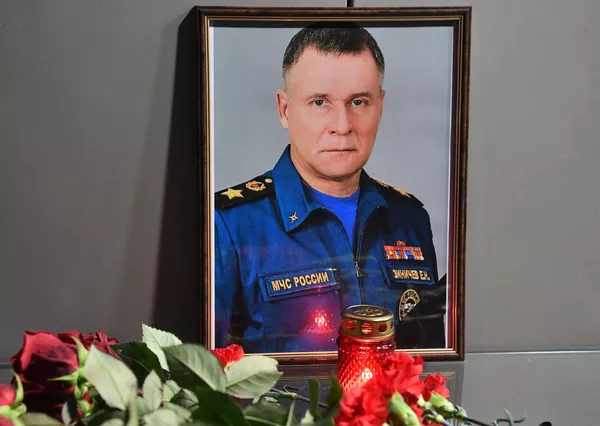 Цветы у фотографии Зиничева в здании главного управления МЧС России в Москве Цветы у фотографии Зиничева в здании главного управления МЧС России в Москве - Sputnik Армения