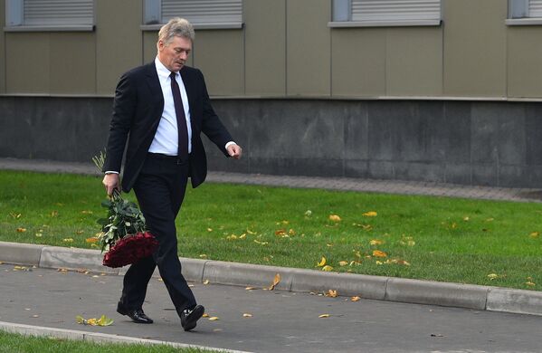 Пресс-секретарь президента РФ Дмитрий Песков прибыл на церемонию прощания с букетом красных роз - Sputnik Армения
