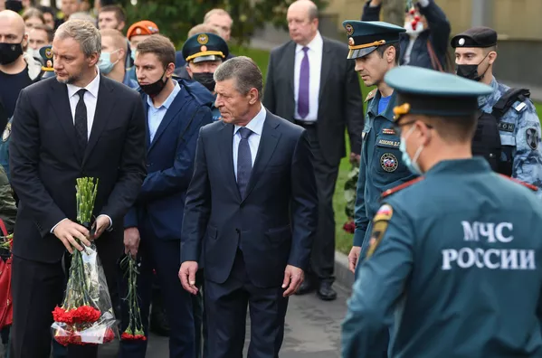Заместитель руководителя администрации президента РФ Дмитрий Козак (в центре) Заместитель руководителя администрации президента РФ Дмитрий Козак (в центре) - Sputnik Армения