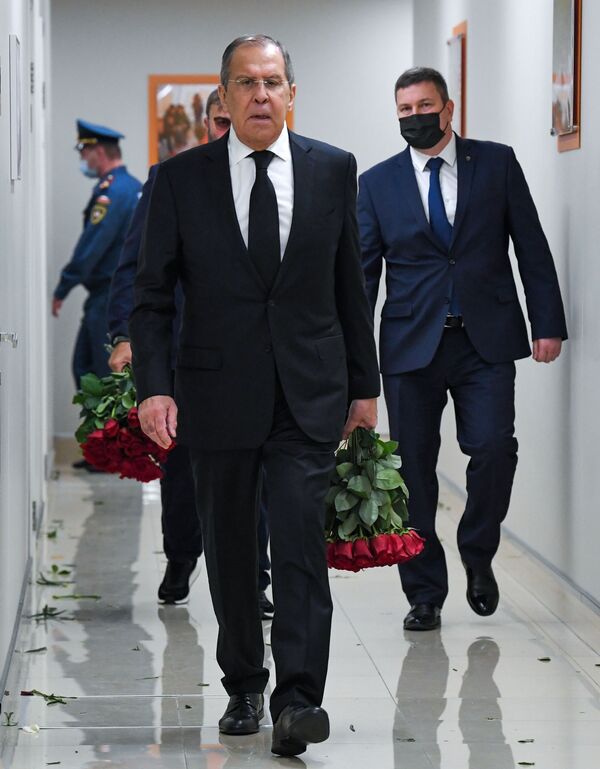 В руках Сергея Лаврова букет красных роз - Sputnik Армения