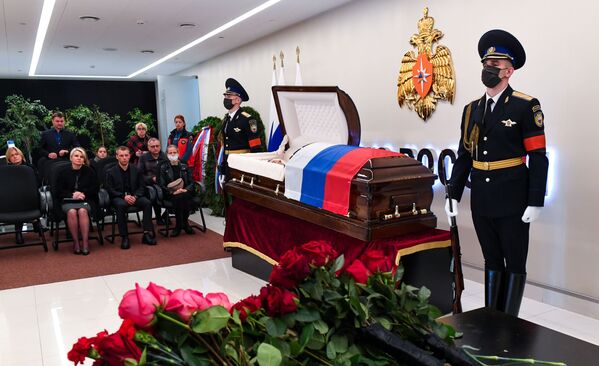 Церемония прощания с трагически погибшим во время учений в Норильске министром по ЧС России Евгением Зиничевым - Sputnik Армения