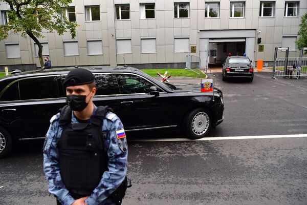 Автомобиль Владимира Путина подъезжает к зданию МЧС - Sputnik Армения