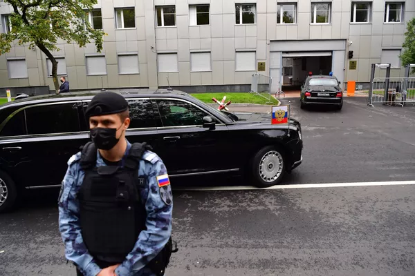 Автомобиль Владимира Путина подъезжает к зданию МЧС Автомобиль Владимира Путина подъезжает к зданию МЧС - Sputnik Армения