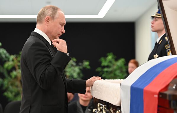 Президент России Владимир Путин у гроба Евгения Зиничева - Sputnik Армения
