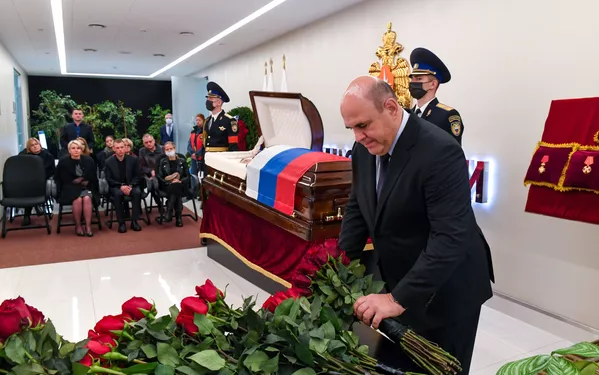 Премьер-министр России Михаил Мишустин возлагает цветы Премьер-министр России Михаил Мишустин возлагает цветы - Sputnik Армения