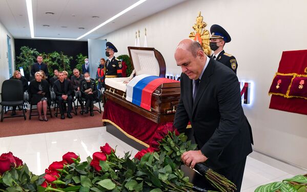 Премьер-министр России Михаил Мишустин возлагает цветы - Sputnik Армения