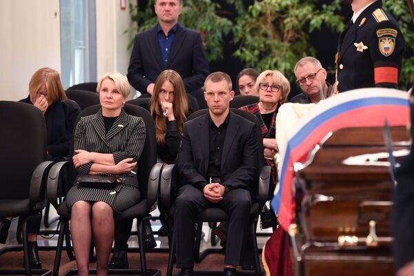 Жена и сын Евгения Зиничева на церемонии прощания - Sputnik Армения