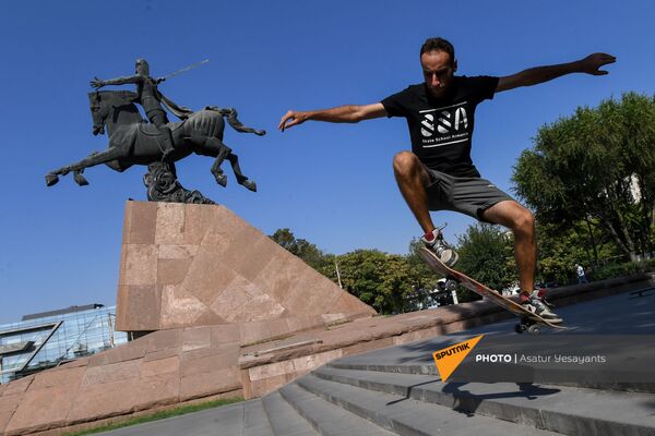 Սքեյթբորդիստ Էմիլ Սարդարյանը Վարդան Մամիկոնյանի արձանի մոտ - Sputnik Արմենիա
