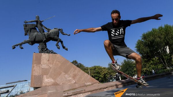 Скейтбордист Эмиль Сардарян у памятника Вардану Мамиконяну - Sputnik Արմենիա