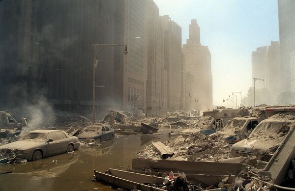 Обломки зданий и пепел на улице после теракта в Нью-Йорке  - Sputnik Армения