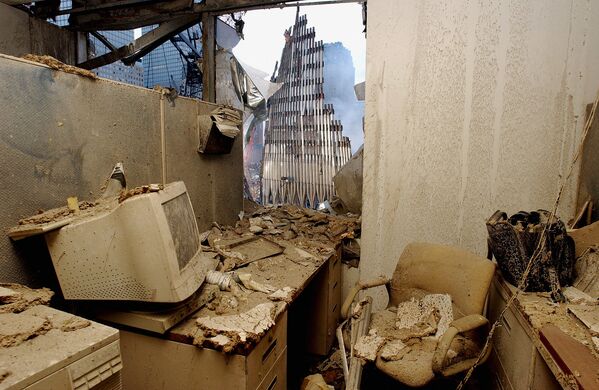 Разрушенный офис и вид на обрушившуюся башню Всемирного торгового центра после теракта в Нью-Йорке  - Sputnik Армения