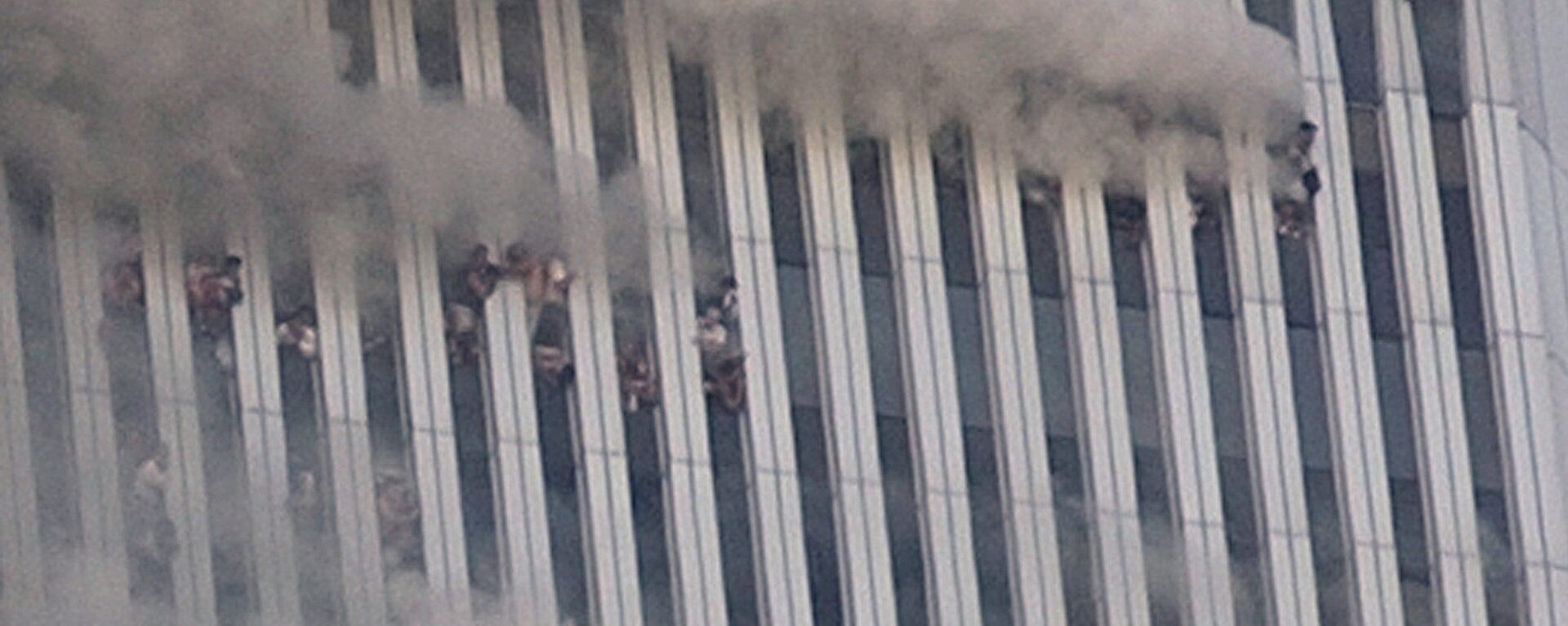 Люди висят снаружи на окнах башни Всемирного торгового центра во время теракта в Нью-Йорке  - Sputnik Армения, 1920, 11.09.2021