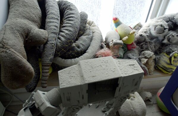 Покрытие пеплом и пылью игрушки в квартире после теракта в Нью-Йорке - Sputnik Армения