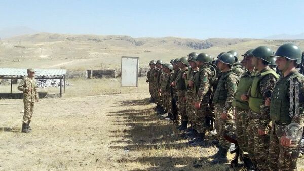 Армянские военнослужащие на занятиях по боевой подготовке - Sputnik Армения
