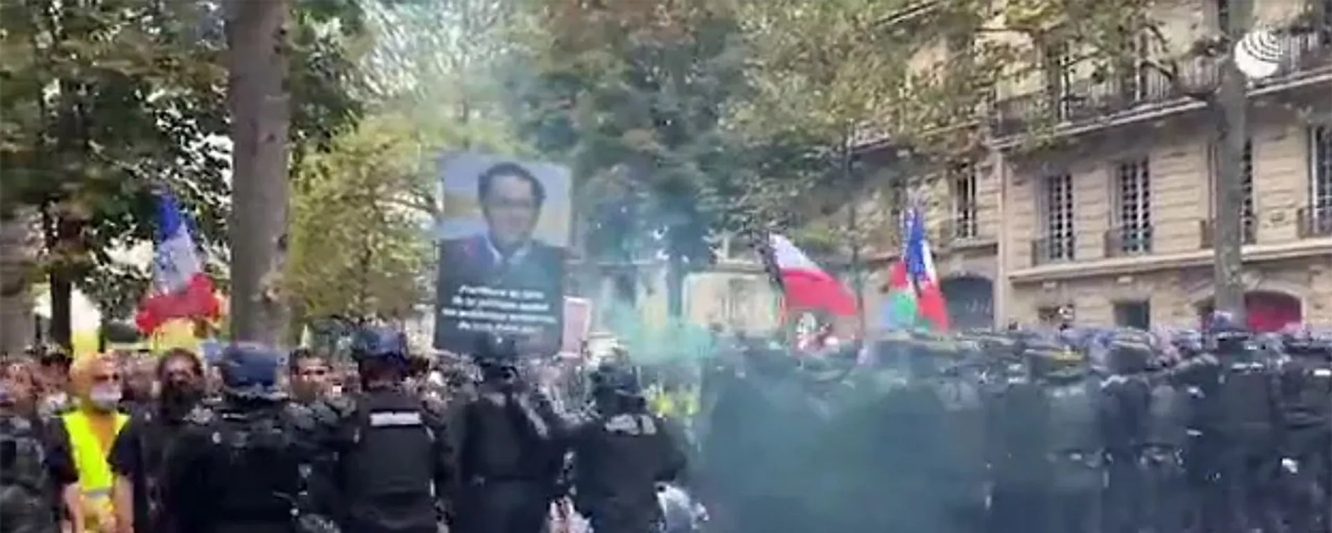 На акции против санитарных пропусков в Париже протестующие забросали полицейских петардами - Sputnik Армения, 1920, 11.09.2021