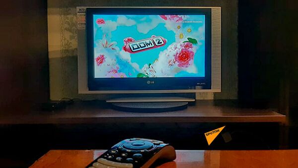 Заставка телешоу Дом-2 на экране телевизора - Sputnik Армения