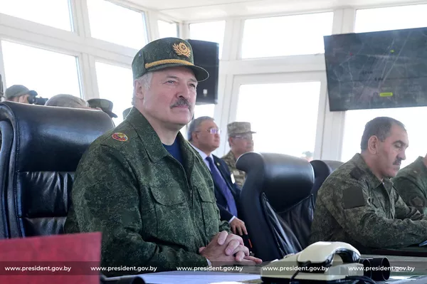 Президент Беларуси Александр Лукашенко принял участие в активной фазе белорусско-российского стратегического учения Запад-2021 (12 сентября 2021). Обуз-Лесновский полигон Президент Беларуси Александр Лукашенко принял участие в активной фазе белорусско-российского стратегического учения Запад-2021 (12 сентября 2021). Обуз-Лесновский полигон - Sputnik Армения