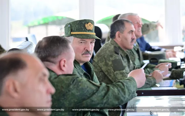 Президент Беларуси Александр Лукашенко принял участие в активной фазе белорусско-российского стратегического учения Запад-2021 (12 сентября 2021). Обуз-Лесновский полигон Президент Беларуси Александр Лукашенко принял участие в активной фазе белорусско-российского стратегического учения Запад-2021 (12 сентября 2021). Обуз-Лесновский полигон - Sputnik Армения
