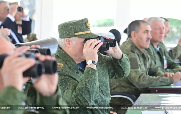 Президент Беларуси Александр Лукашенко принял участие в активной фазе белорусско-российского стратегического учения Запад-2021 (12 сентября 2021). Обуз-Лесновский полигон Президент Беларуси Александр Лукашенко принял участие в активной фазе белорусско-российского стратегического учения Запад-2021 (12 сентября 2021). Обуз-Лесновский полигон - Sputnik Армения