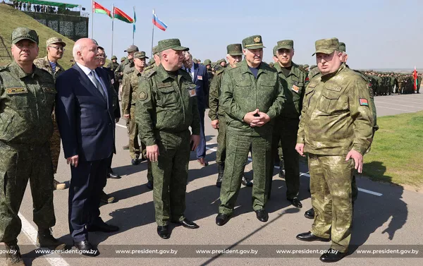 Президент Беларуси Александр Лукашенко принял участие в активной фазе белорусско-российского стратегического учения Запад-2021 (12 сентября 2021). Обуз-Лесновский полигон Президент Беларуси Александр Лукашенко принял участие в активной фазе белорусско-российского стратегического учения Запад-2021 (12 сентября 2021). Обуз-Лесновский полигон - Sputnik Армения