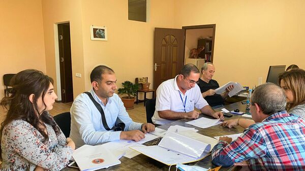 Члены местной избирательной комиссии №31 проверяют документы кандидатов - Sputnik Армения