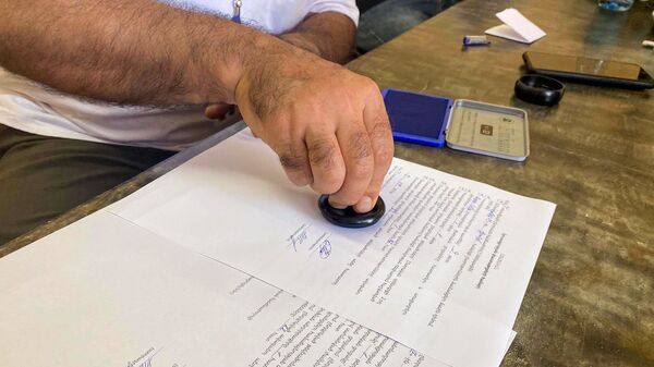 Члены местной избирательной комиссии №31 проверяют документы кандидатов - Sputnik Արմենիա