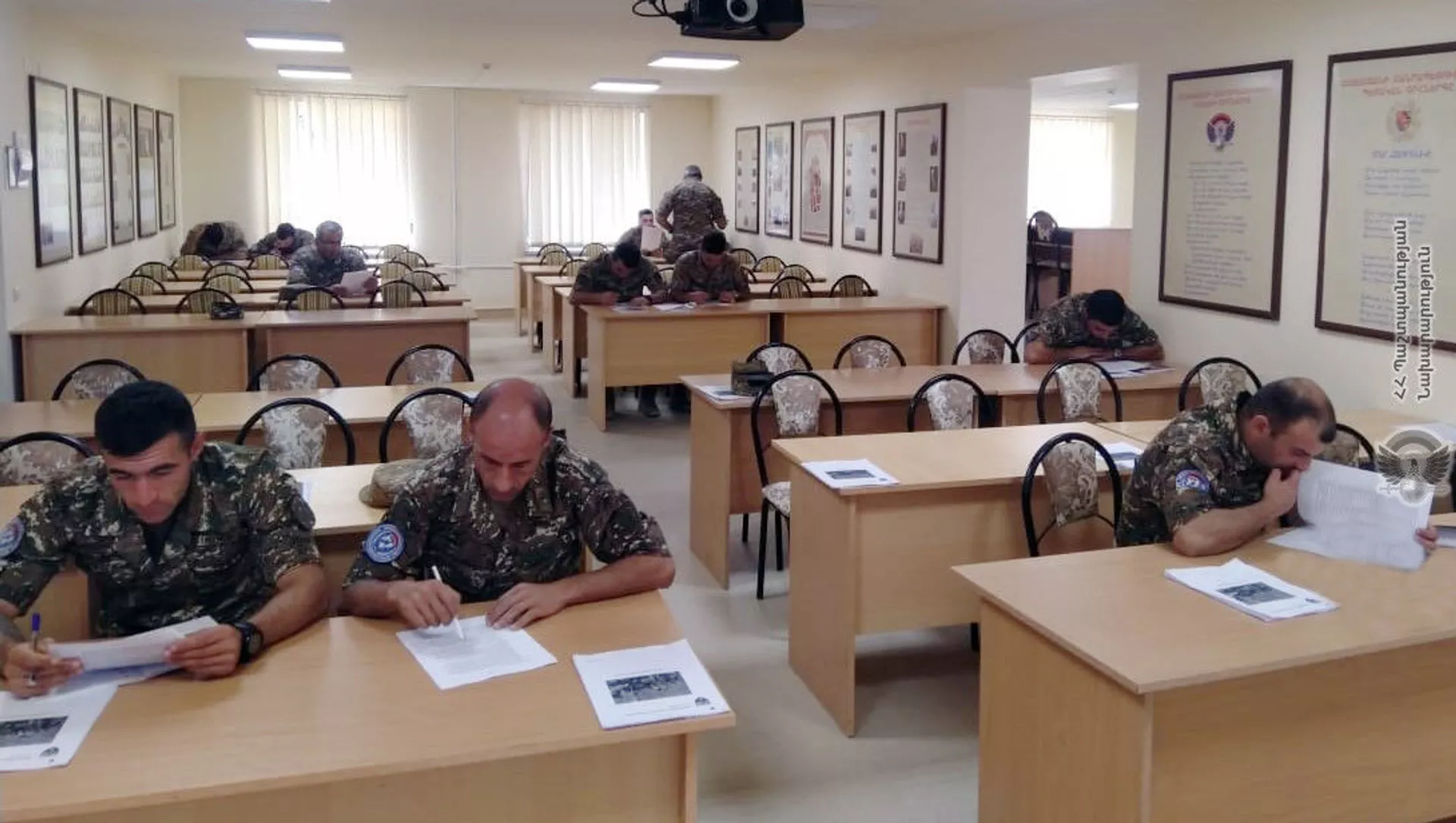 Военнослужащие миротворческой бригады Минобороны проходят курс Руководство младшими командирами, который проводит британская военно-консультативная группа подготовки в учебном центре ZAR Военнослужащие миротворческой бригады Минобороны проходят курс Руководство младшими командирами, который проводит британская военно-консультативная группа подготовки в учебном центре ZAR - Sputnik Армения, 1920, 13.09.2021