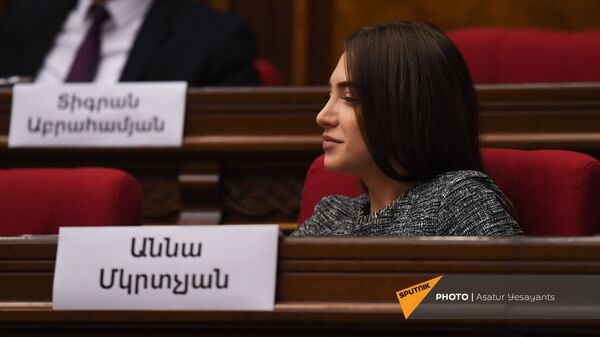 Анна Мкртчян во время заседания НС (13 сентября 2021). Еревaн - Sputnik Армения