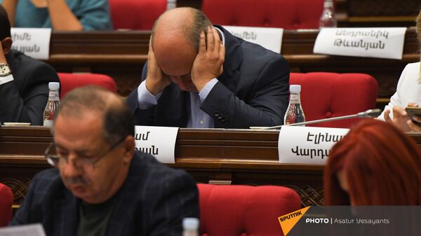 Депутат от оппозиционной фракции Айастан Гегам Назарян сидит, обхватив голову, во время заседания НС (13 сентября 2021). Еревaн - Sputnik Армения