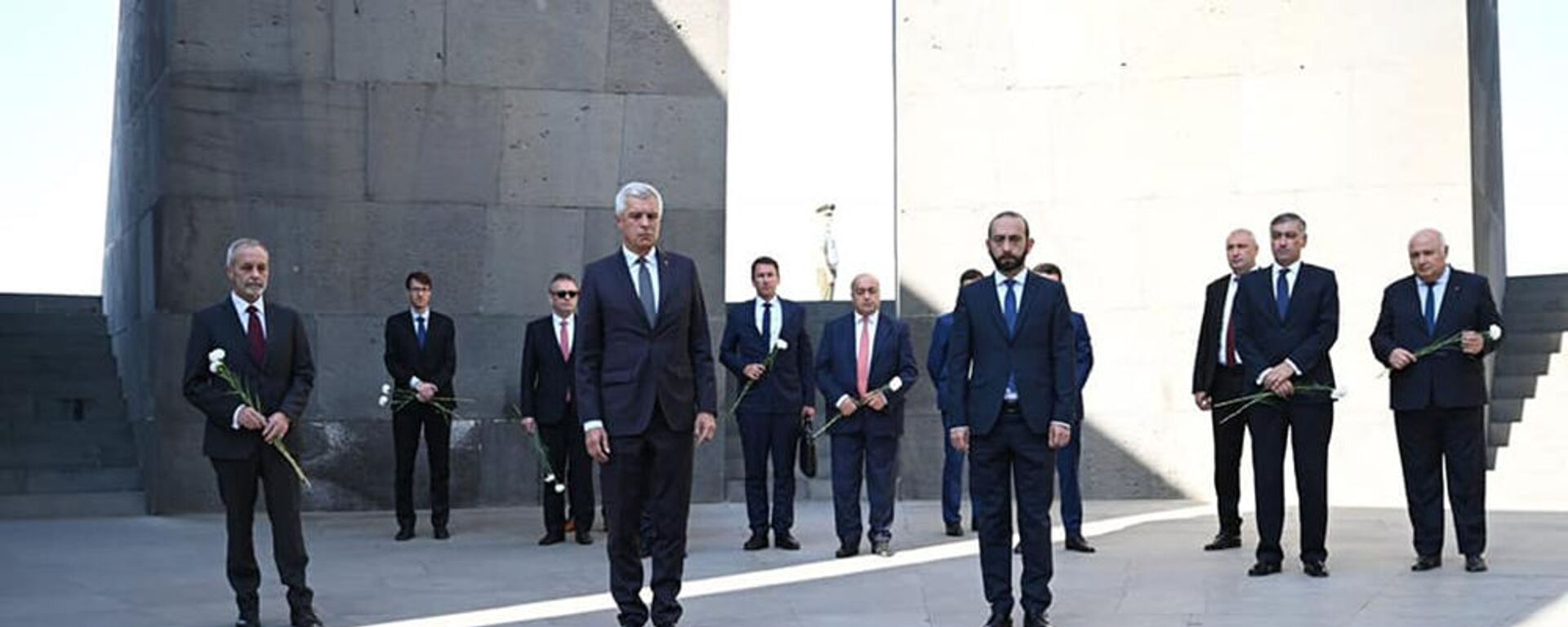Министр иностранных дел Словакии в сопровождении армянского коллеги посетил мемориальный комплекс Геноцида армян (14 сентября 2021). Еревaн - Sputnik Արմենիա, 1920, 14.09.2021