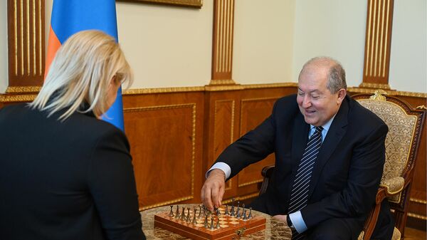 Президент Армен Саркисян встретился с международным гроссмейстером Элиной Даниелян (14 сентября 2021). Еревaн - Sputnik Армения