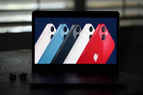 Новые смартфоны iPhone 13 на экране ноутбука  - Sputnik Армения