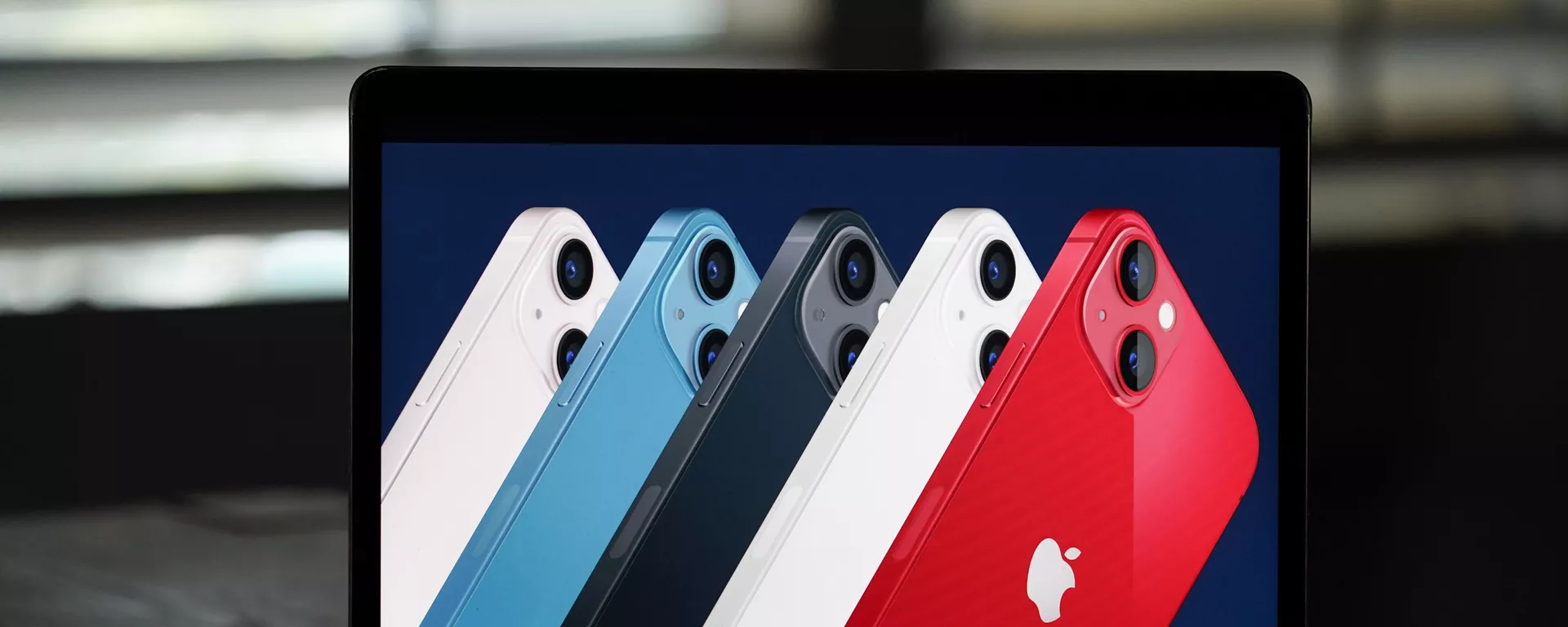Новые смартфоны iPhone 13 на экране ноутбука - Sputnik Армения, 1920, 01.11.2023