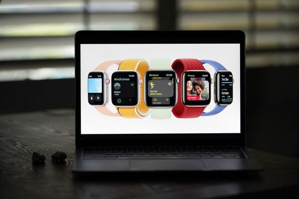 Новые модели Apple Watch Series 7 представлены во время виртуального мероприятия, посвященного анонсу новых продуктов Apple в Ла-Хабре, Калифорния  - Sputnik Армения