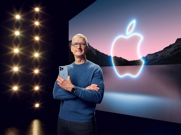 Генеральный директор Apple Тим Кук держит iPhone 13 Pro Max и Apple Watch Series 7 во время специального мероприятия в Apple Park в Купертино, Калифорния.  - Sputnik Армения