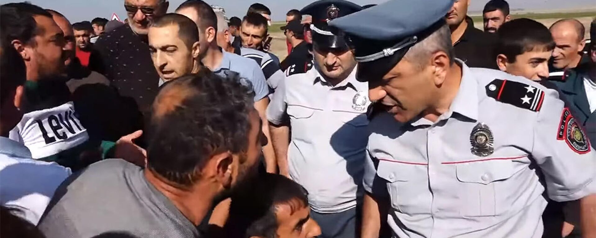 Потасовка между участниками протеста и полицией на автотрассе Сотк - Варденис  - Sputnik Армения, 1920, 16.09.2021