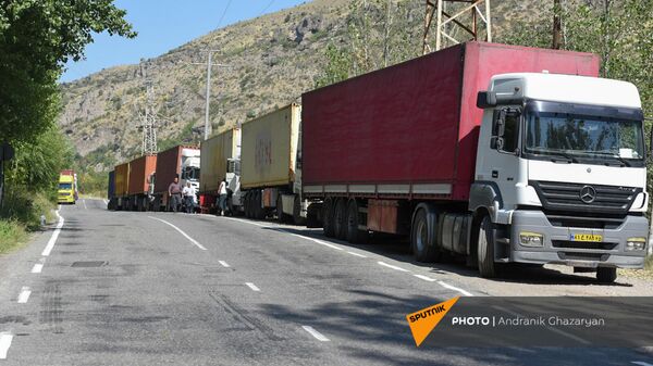 Иранские фуры на автотрассе при выезде из Гориса - Sputnik Армения