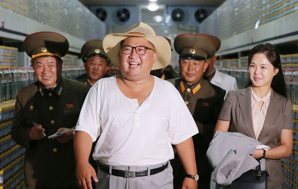 Հյուսիսային Կորեայի առաջնորդ Կիմ Չեն Ընը (կենտրոնում) կնոջ՝ Ռի Սոլ Ջուի հետ զննում է կումսանփհոյի թթվի արտադրության գործարանը Հարավային Խվանհայում - Sputnik Արմենիա
