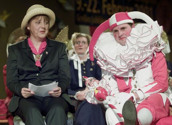 Ангела Меркель сидит рядом с клоуном во время суда над ней в &quot;Суде для дураков&quot; в Штокахе (22 февраля 2001). Германия - Sputnik Армения