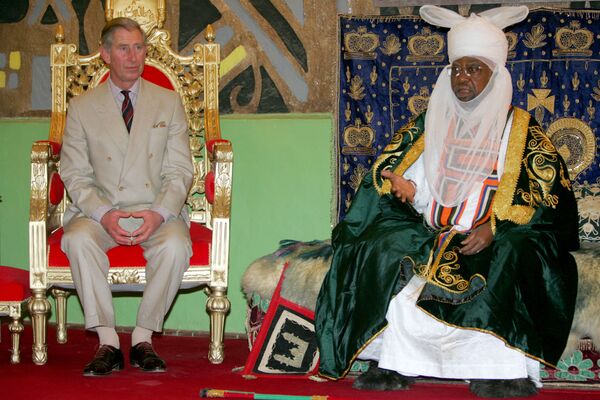 Британский принц Чарльз слушает эмира Кано Адо Байеро в Кано (29 ноября 2006). Нигерия - Sputnik Армения